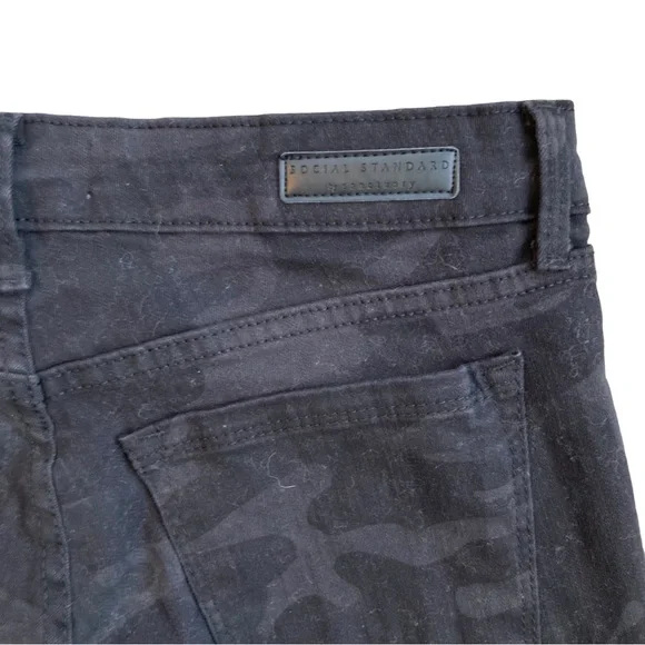 Social Standard by Sanctuary Women’s black camo ankle skinny jeans, Sz 4 - Picture 13 of 13